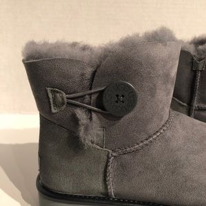 ugg mini bailey button stormy grey